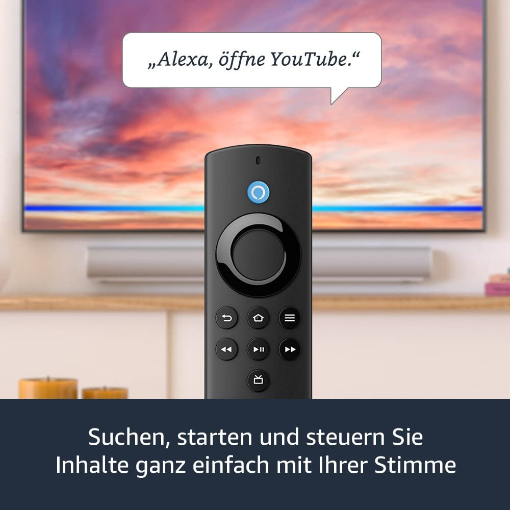 Télécommande noire Amazon Fire TV avec une bulle de dialogue disant 'Alexa, ouvre YouTube'.