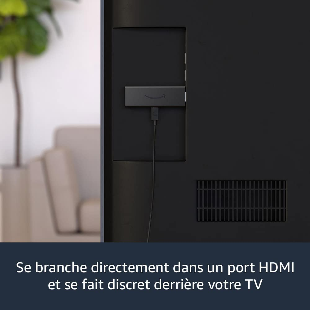 Un Amazon Fire TV Stick est branché à l'arrière d'un téléviseur. Le texte est visible en bas.