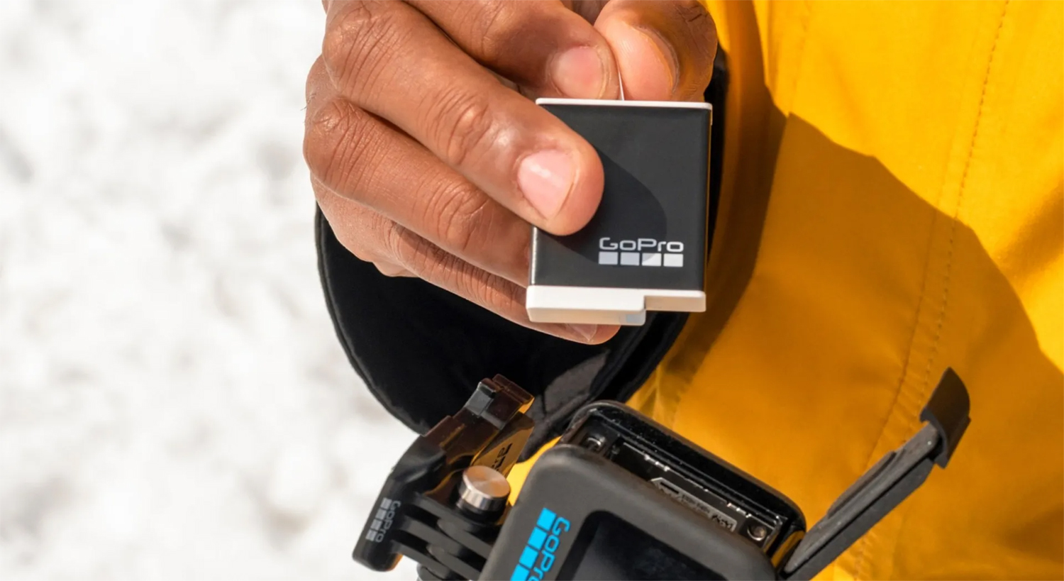 Dos du bracelet de montre intelligente élégant jaune et noir avec des capteurs.