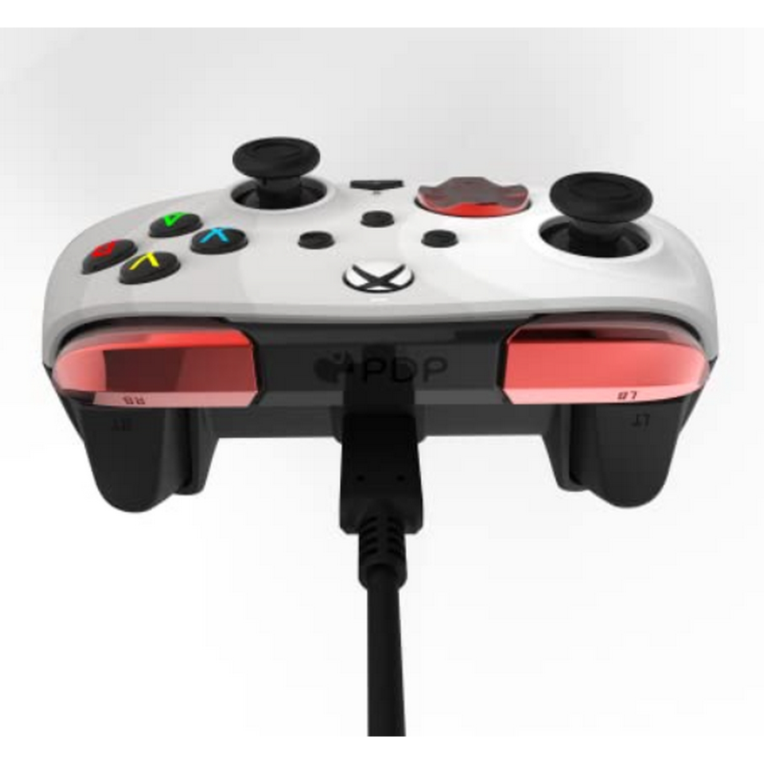 Mando Xbox blanco con palancas, botones negros y detalles rojos, conectado por cable USB negro.