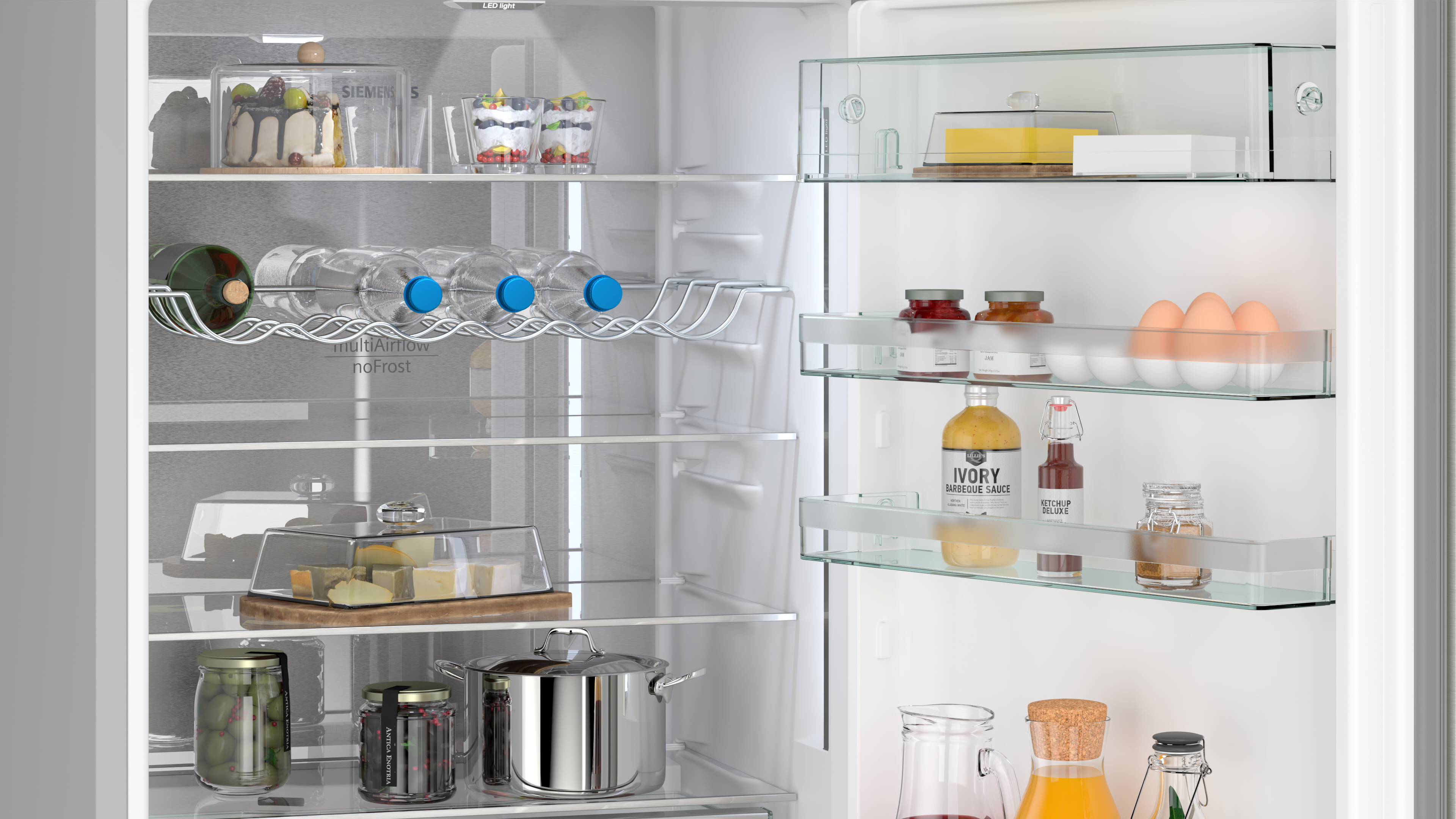 Kühlschrankinnenraum mit Regalen. Lebensmittel umfassen Gläser, Eier, Flaschen und Desserts.