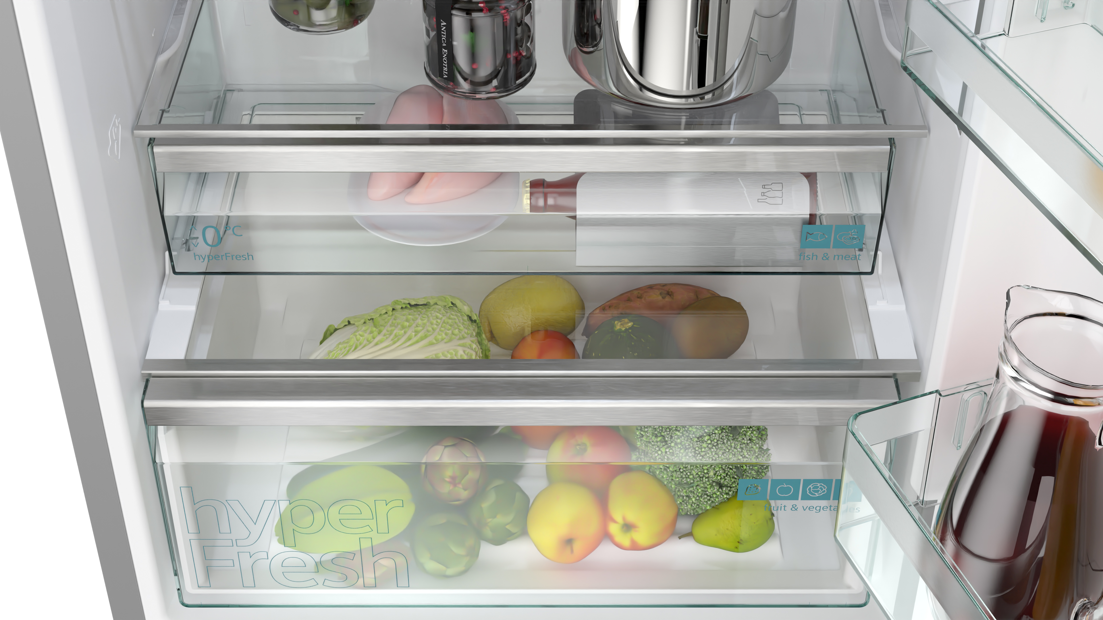 Geöffneter Kühlschrank mit frischen Produkten in Schubladen: Gemüse, Obst und eine Weinflasche.