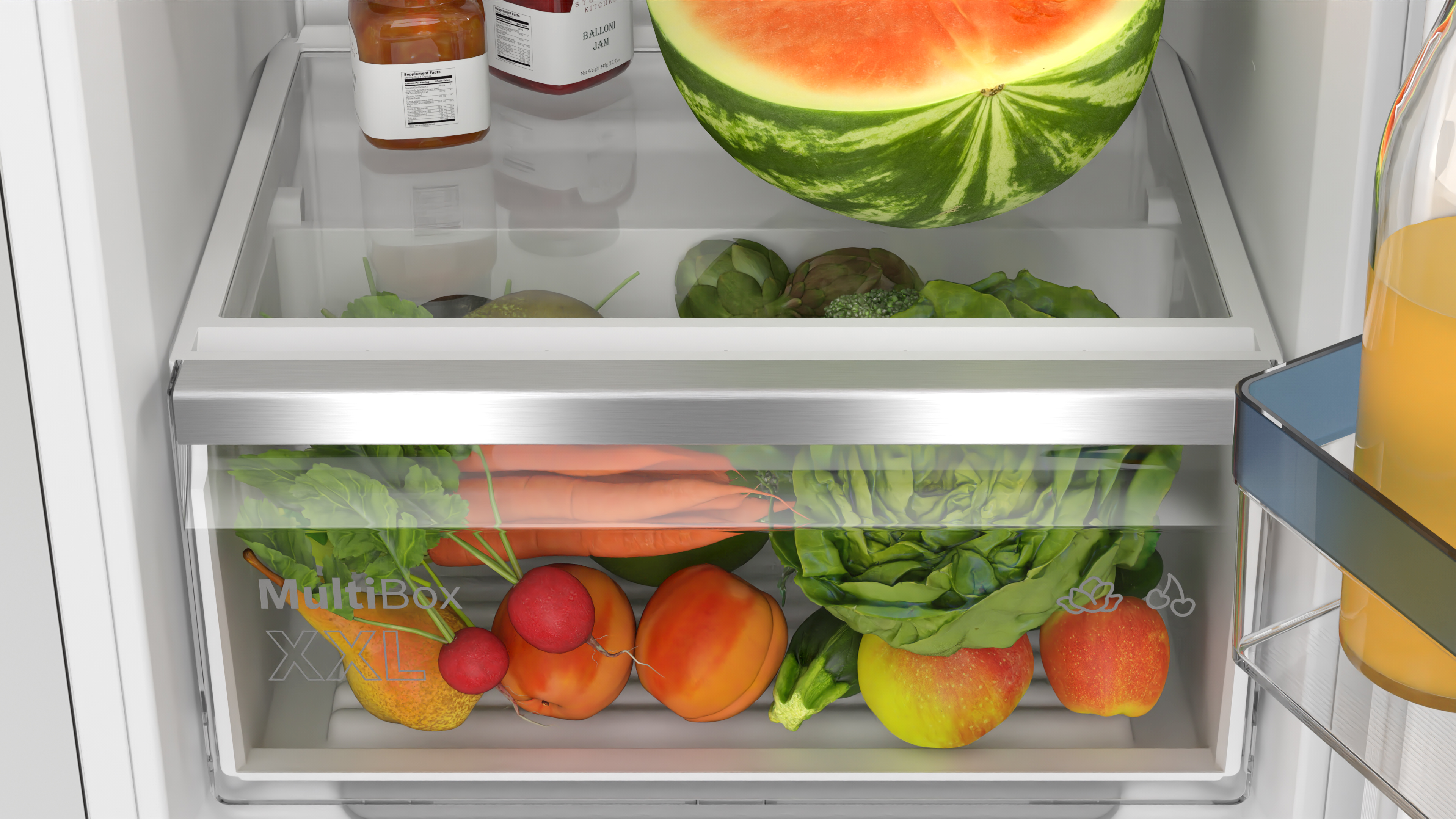Kühlschrankinnenraum mit Gemüse und Obst in Frischhaltefächern. Glasregale sind sichtbar.