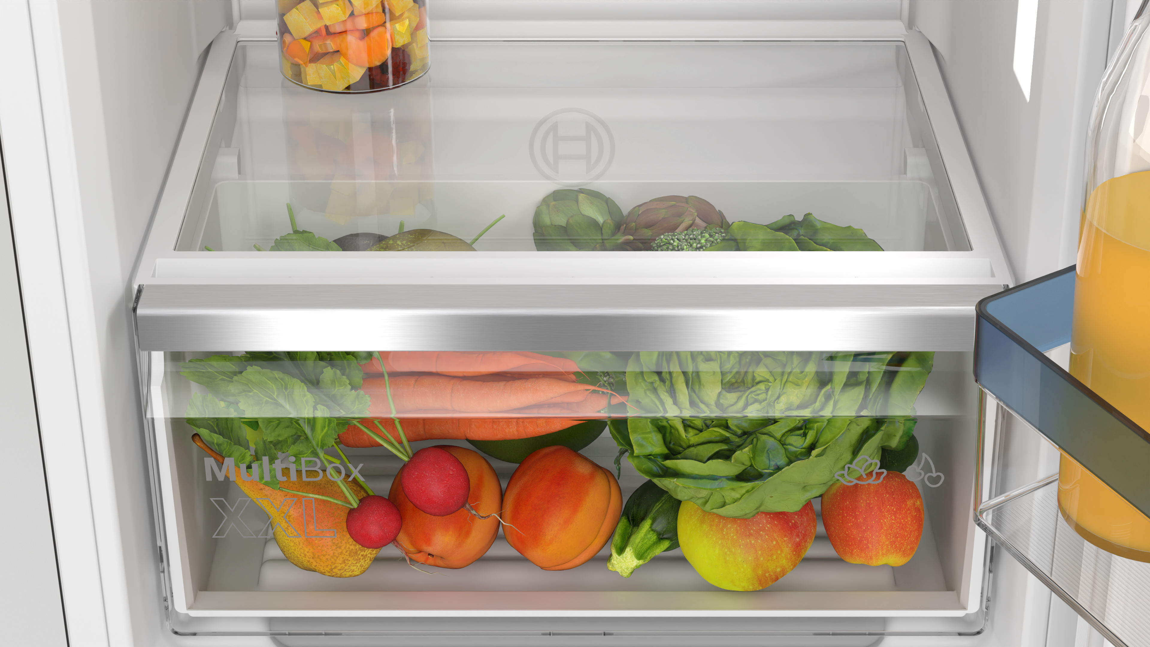 Schublade eines Kühlschranks mit Obst und Gemüse, im Inneren eines Kühlschranks.