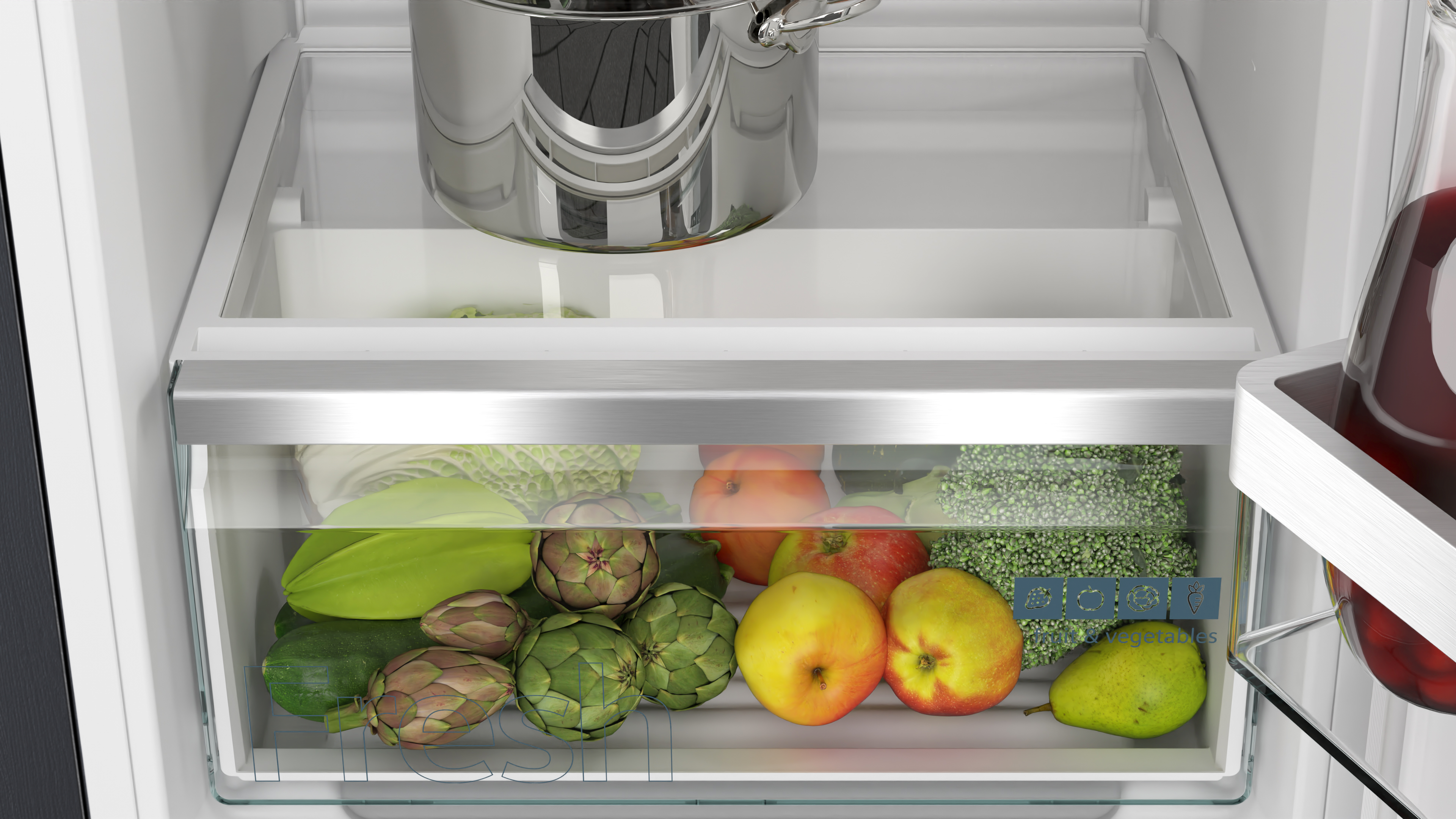 Gemüseschublade eines Kühlschranks, gefüllt mit Obst und Gemüse.