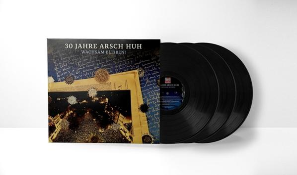 30 Jahre Arsch Huh Vinyl-Albumcover. Drei schwarze Schallplatten. Blaues Cover mit Text und Bildern.