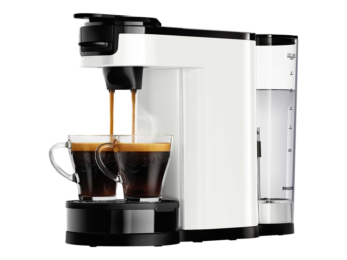 Weiß-schwarze Kaffeemaschine. Zwei Glasbecher stehen unter dem Auslauf. Dampf steigt vom Kaffee auf.