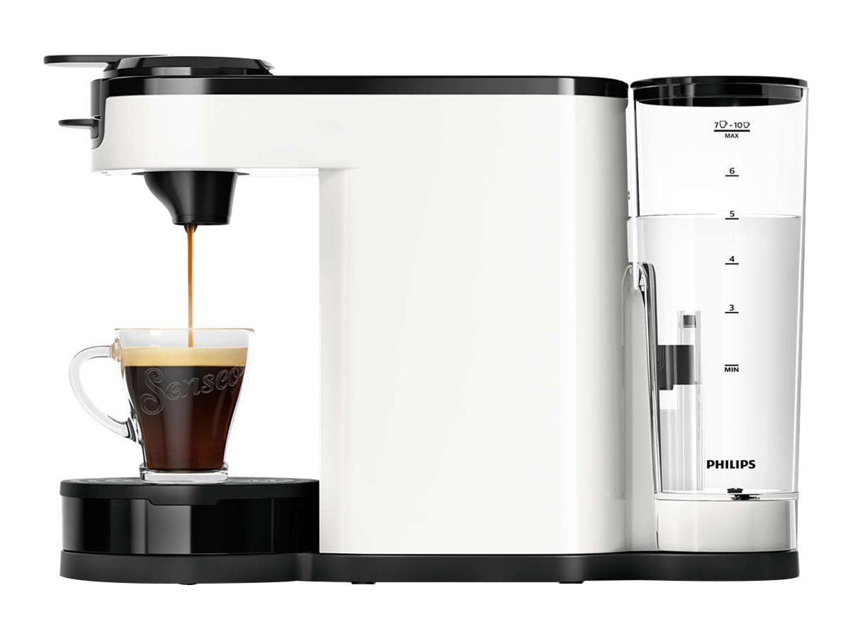 Weiße Kaffeemaschine, die Kaffee in ein Glas ausgibt. Rechts ist ein Wasserbehälter. Schwarze Basis.
