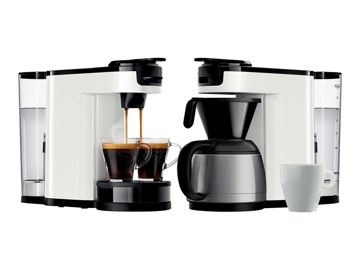 Zwei weiße und schwarze Kaffeemaschinen, eine brüht Kaffee in eine Glastasse, die andere mit einer Karaffe.