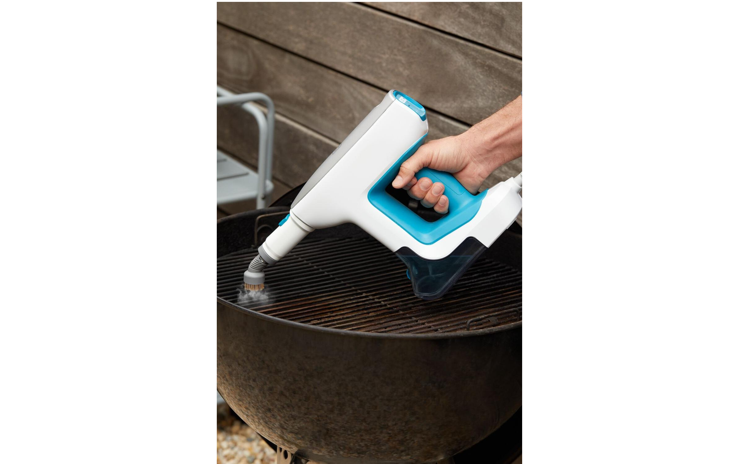 Une personne utilise un nettoyant pour grill sur un barbecue. L'appareil est blanc et bleu.