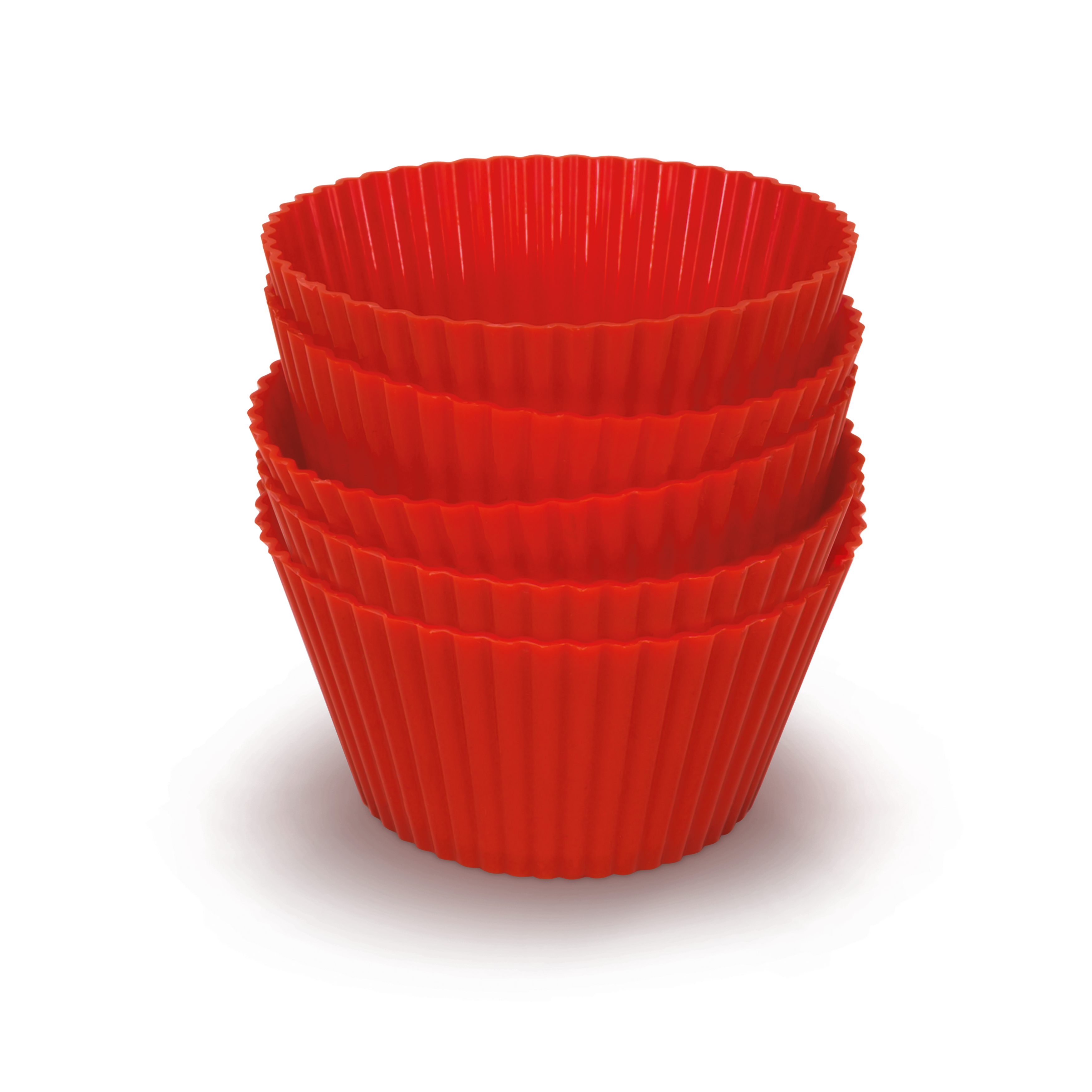 Cuatro moldes de silicona rojos para magdalenas, apilados, contra un fondo negro.