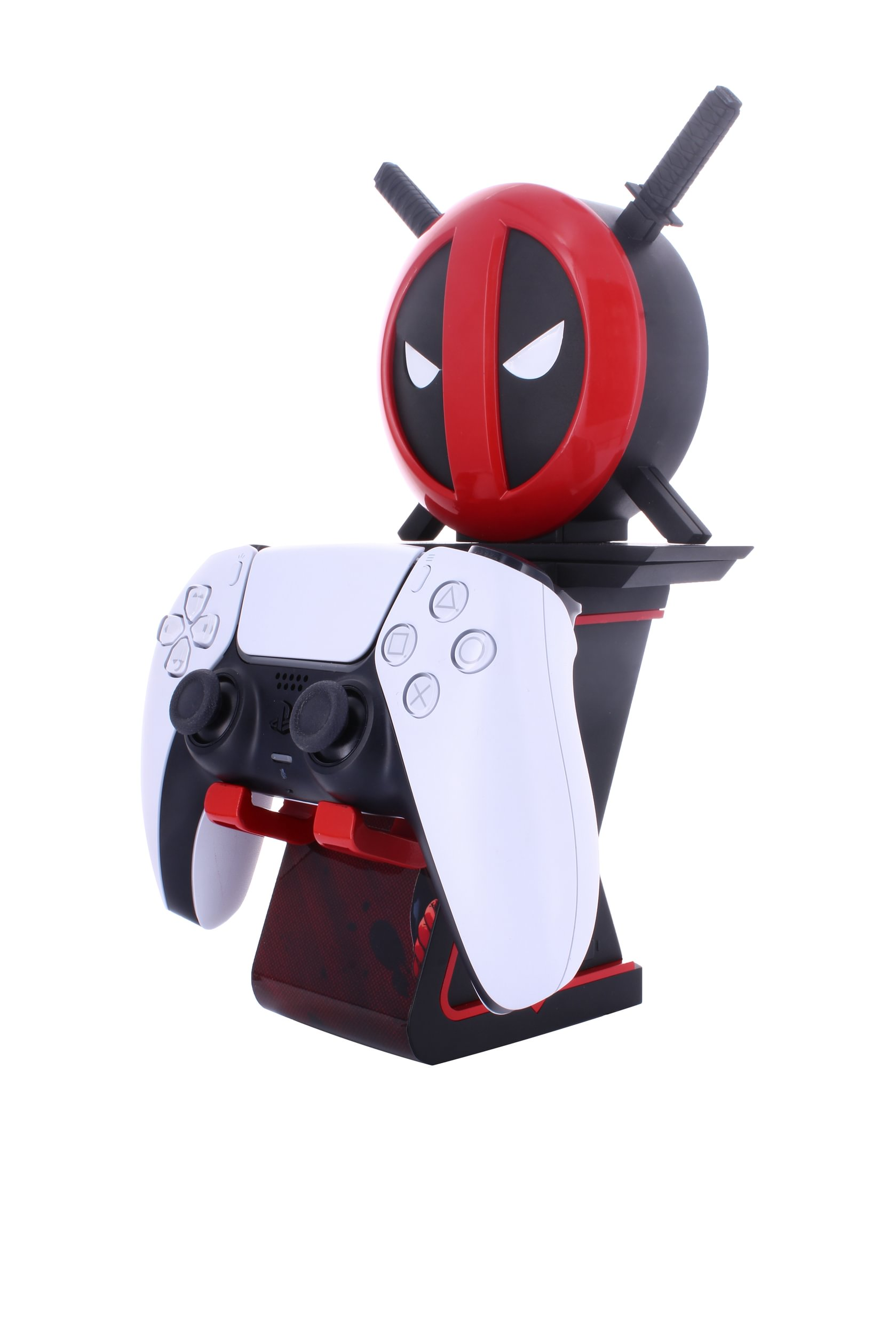 Controller-Ständer im Deadpool-Design mit einem weißen PS5-Controller und Deadpool-Kopf.