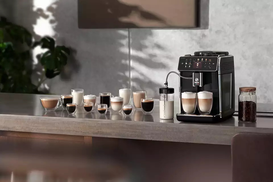 Een espressomachine met verschillende koffiedranken en een pot bonen.