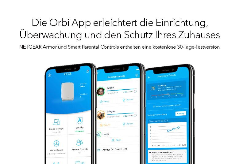 Ein elektrischer Grill mit gekochtem Essen auf einem Holztisch in einer Küche.