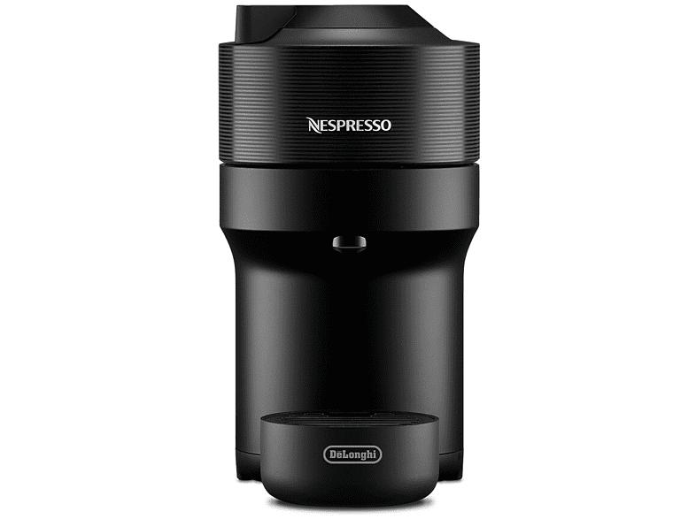 Egy fekete Nespresso kávéfőző. Fekete felületen van, fehér háttér előtt.