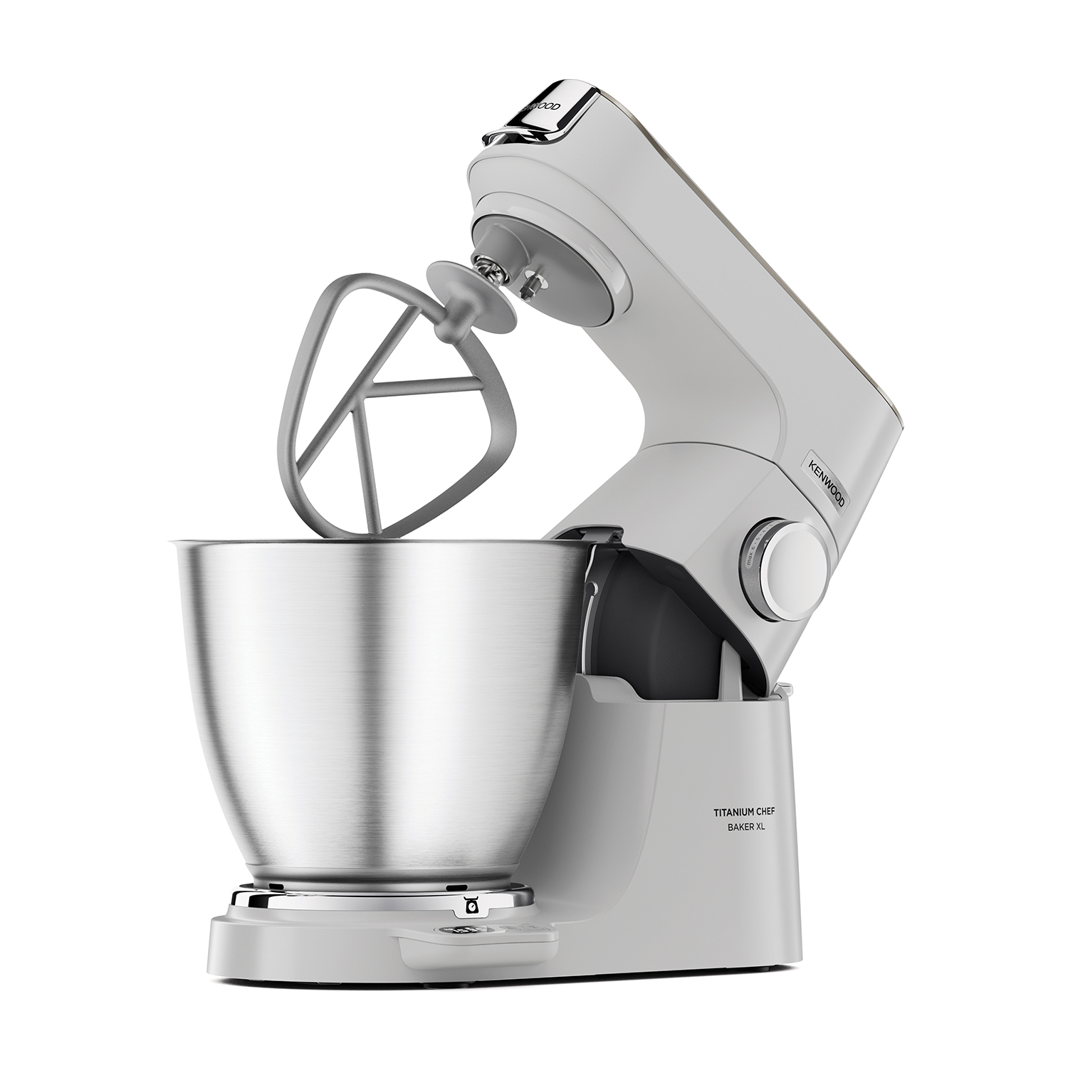 Un mixer Kenwood bianco con ciotola e accessori in acciaio inossidabile, isolato su bianco.