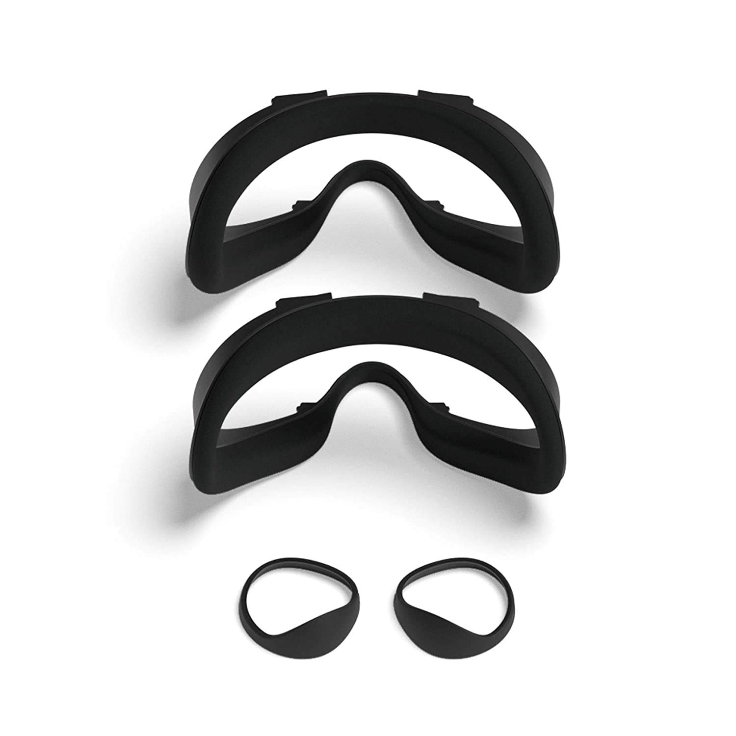 Zwarte VR-headset accessoires: twee gezichtsbedekkingen en twee oogbedekkingen, alles op een witte achtergrond. Schaduwen zichtbaar.