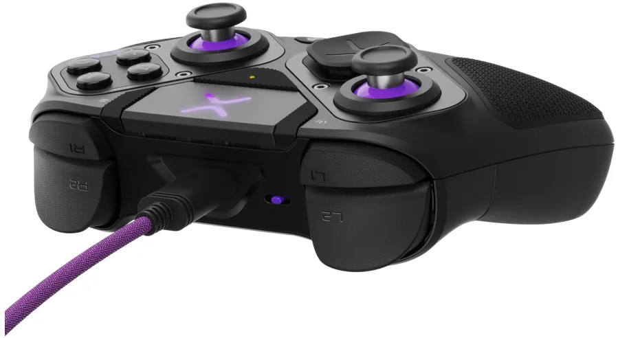 Schwarzer Gamecontroller. Lila Akzente auf Knöpfen und Kabel. Silbernes X-Logo in der Mitte.
