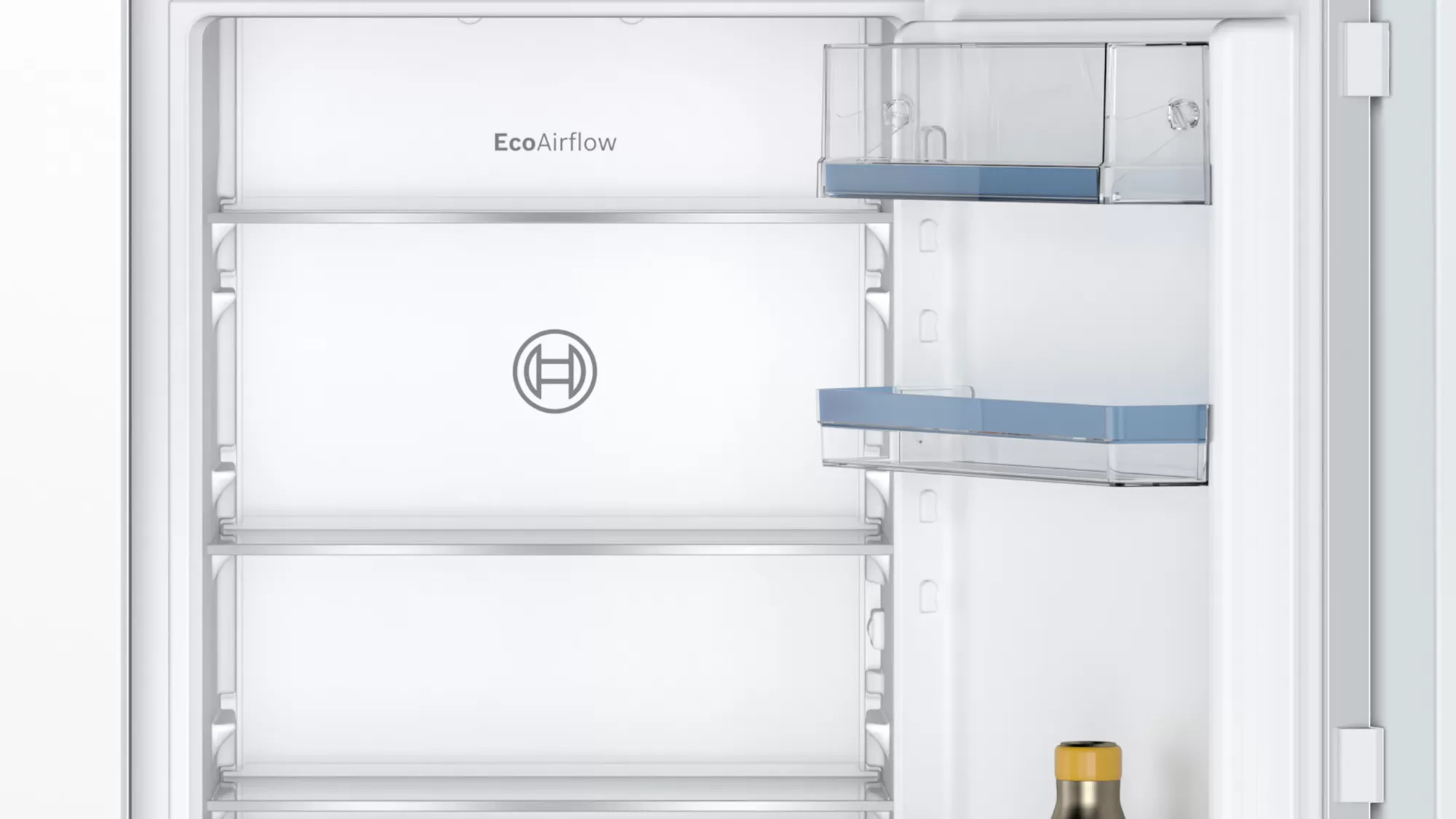 Intérieur d'un réfrigérateur blanc avec des étagères et deux contenants de rangement transparents. Le logo de la marque est visible.