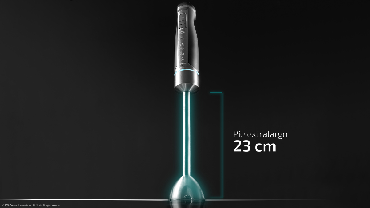 Batidora de mano negra y plateada con efecto luz azul, texto 23 cm.