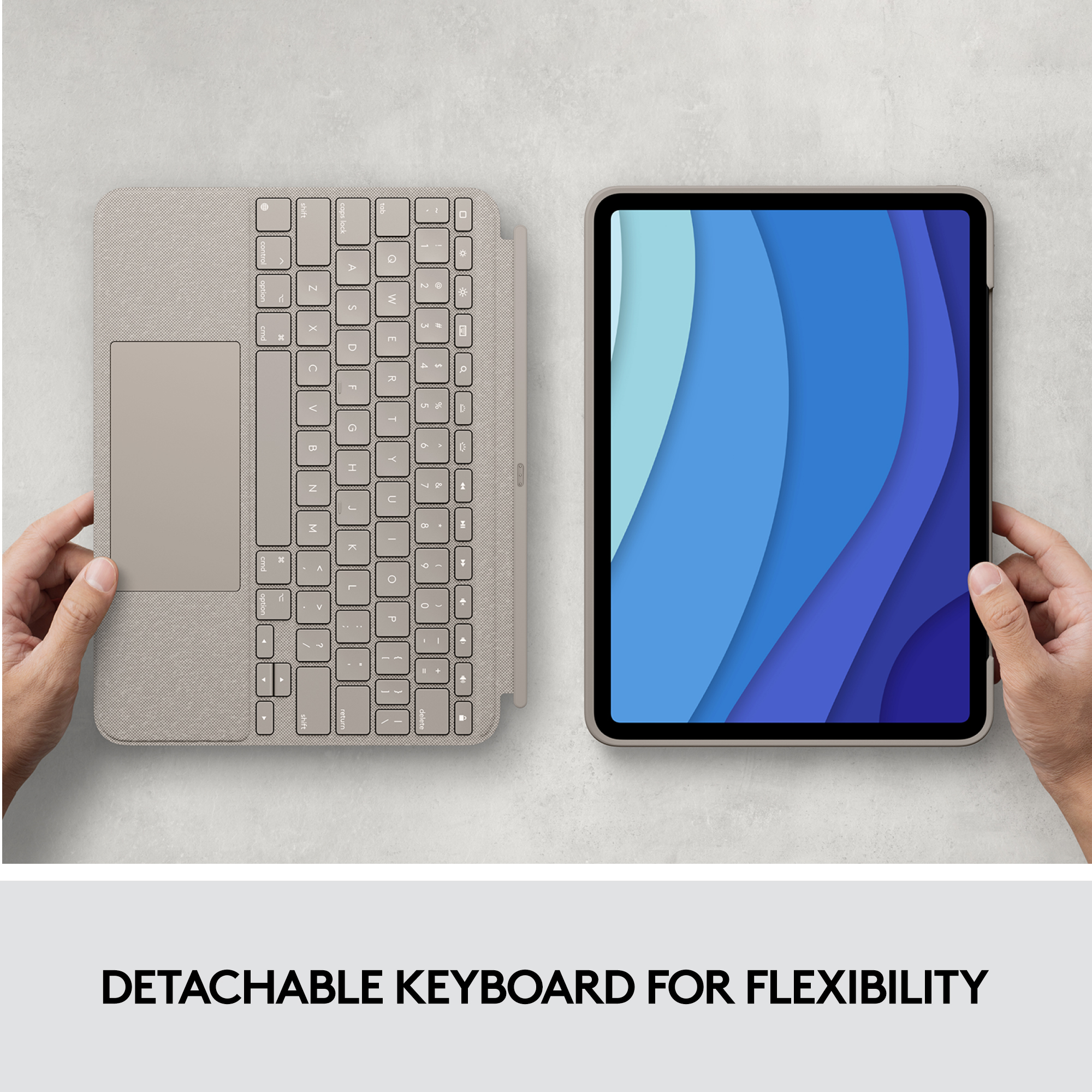 Una custodia per tastiera beige accanto a un tablet blu su una superficie grigio chiaro.