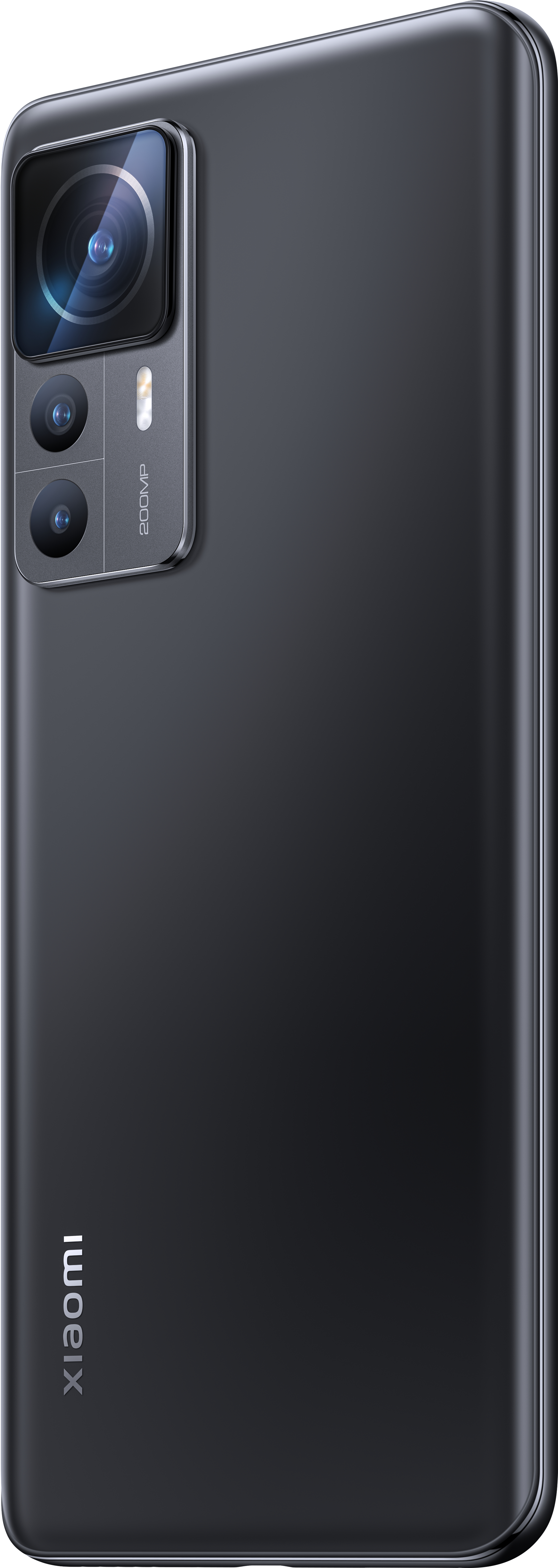 Schwarzes Smartphone mit Dreifachkamera und 'Xiaomi'-Branding. Winkelansicht, heller Hintergrund.