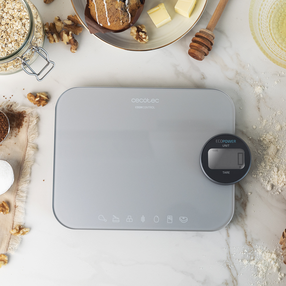Una báscula con ingredientes alrededor. Texto: Cecotec Cookcontrol, Ecopower Unit.