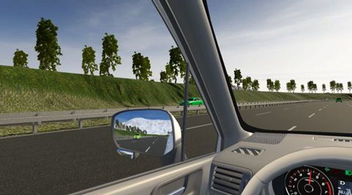 Vue d'une fenêtre de voiture. La route devant, une voiture verte au loin, des arbres sur une colline herbeuse et un rétroviseur latéral.