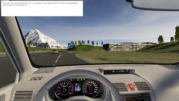 Vue de conduite depuis une voiture, tableau de bord, route, montagnes et bâtiments.