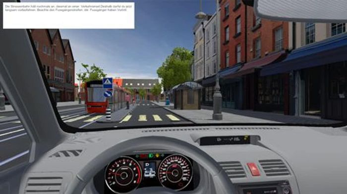 Vue de l'intérieur d'une voiture, regardant une rue de la ville avec un passage piéton.