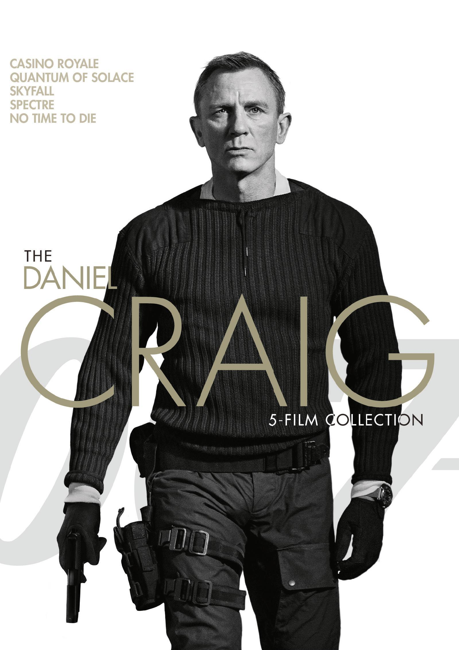 Daniel Craig en pull noir et pantalon, tenant une arme, pour une collection de films.