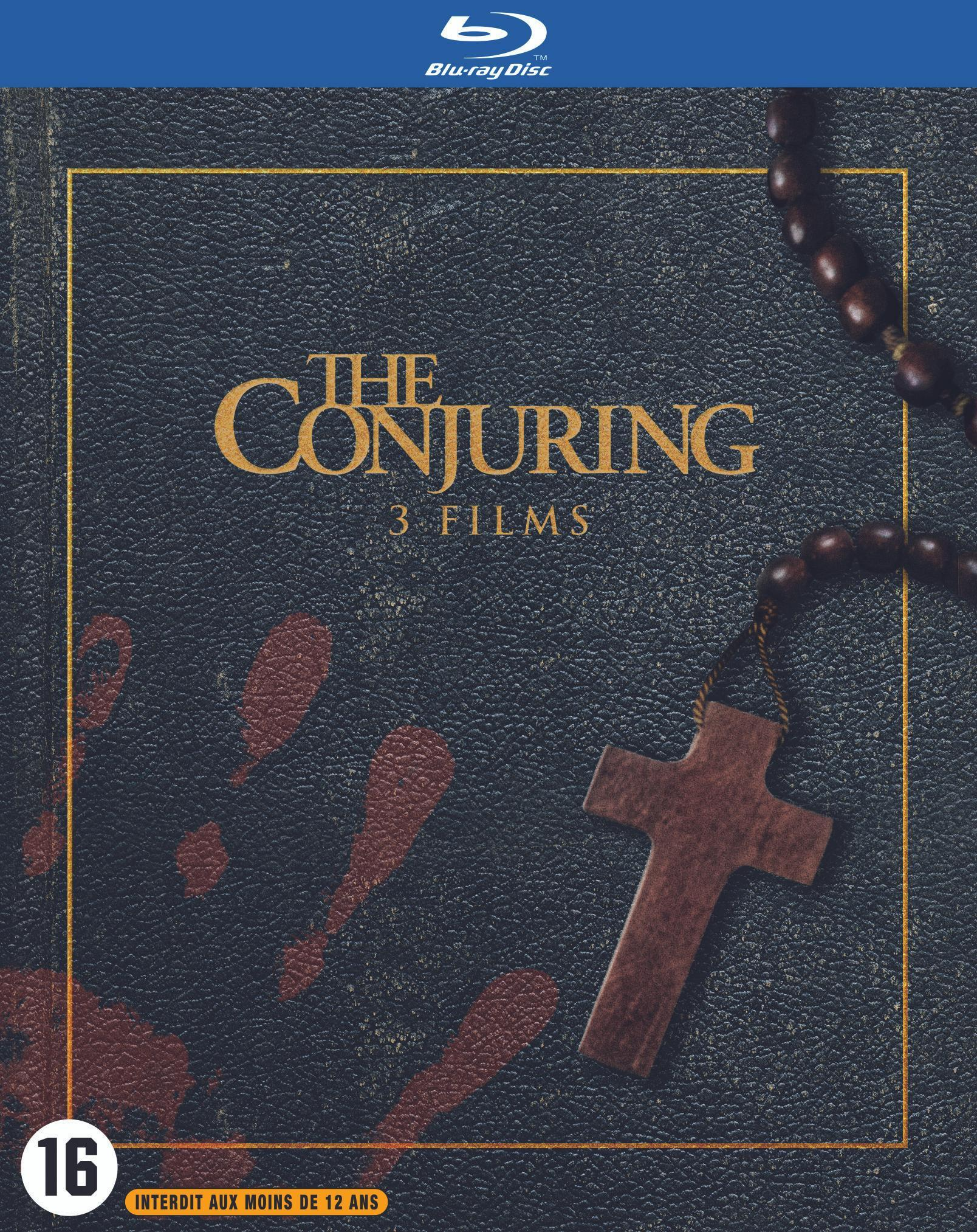 Blu-ray-hoes van 'The Conjuring'. Een leren boek, kruis en handafdruk in bloed.