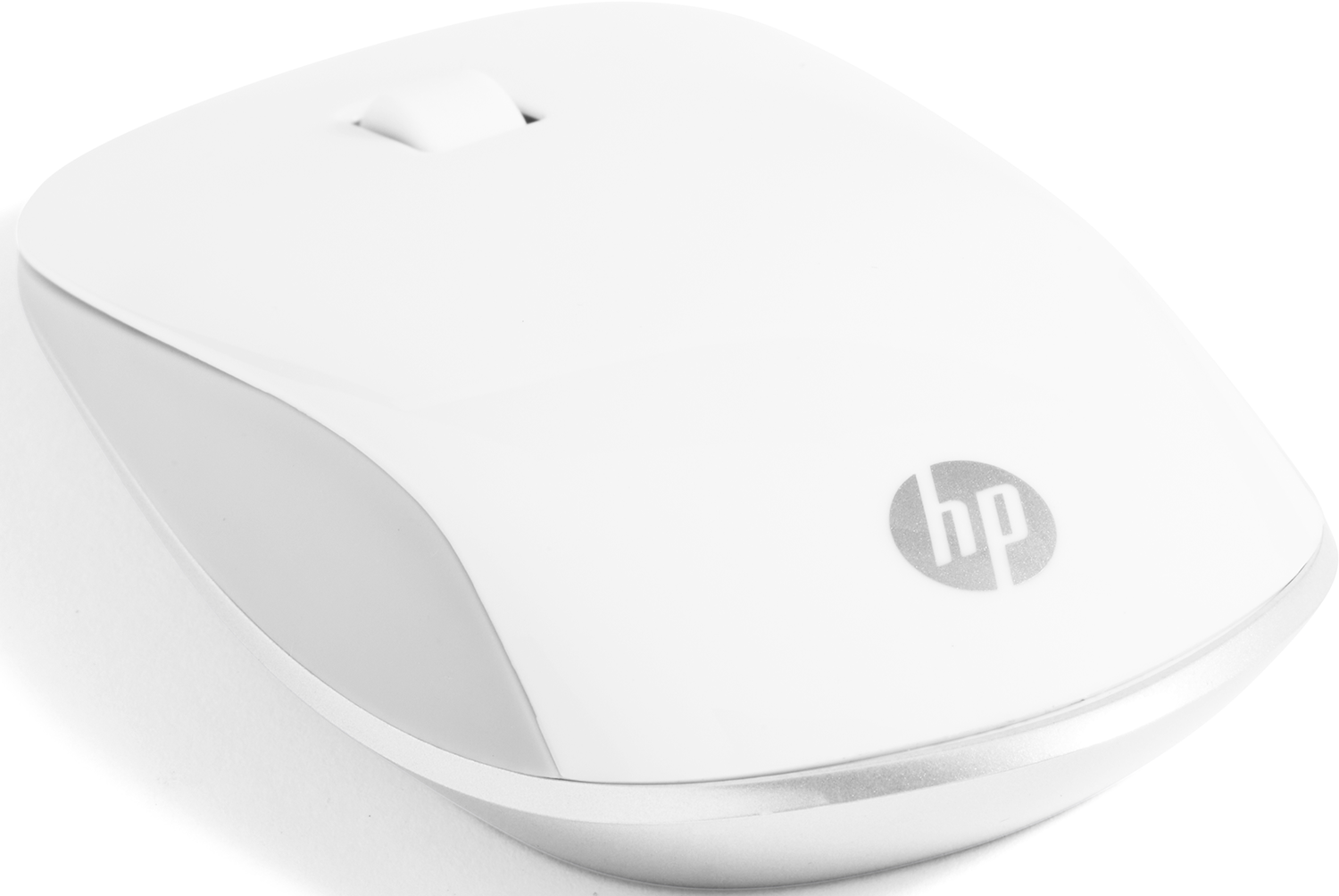 Een witte draadloze muis met een zilveren rand. Het HP-logo staat rechts.