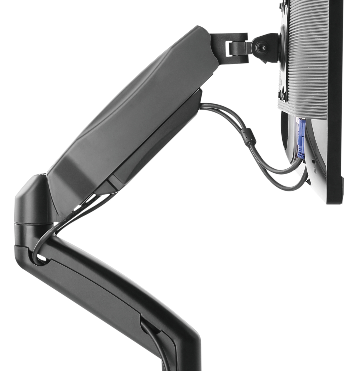 Een zwarte monitorarm is bevestigd aan een monitor en een witte achtergrond.
