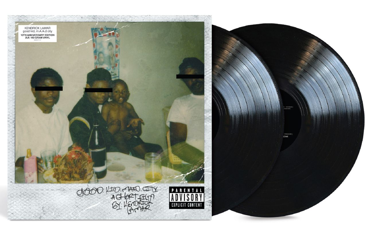 Albumcover für Kendrick Lamars 'good kid, m.A.A.d city'. Zwei Vinyls rechts.