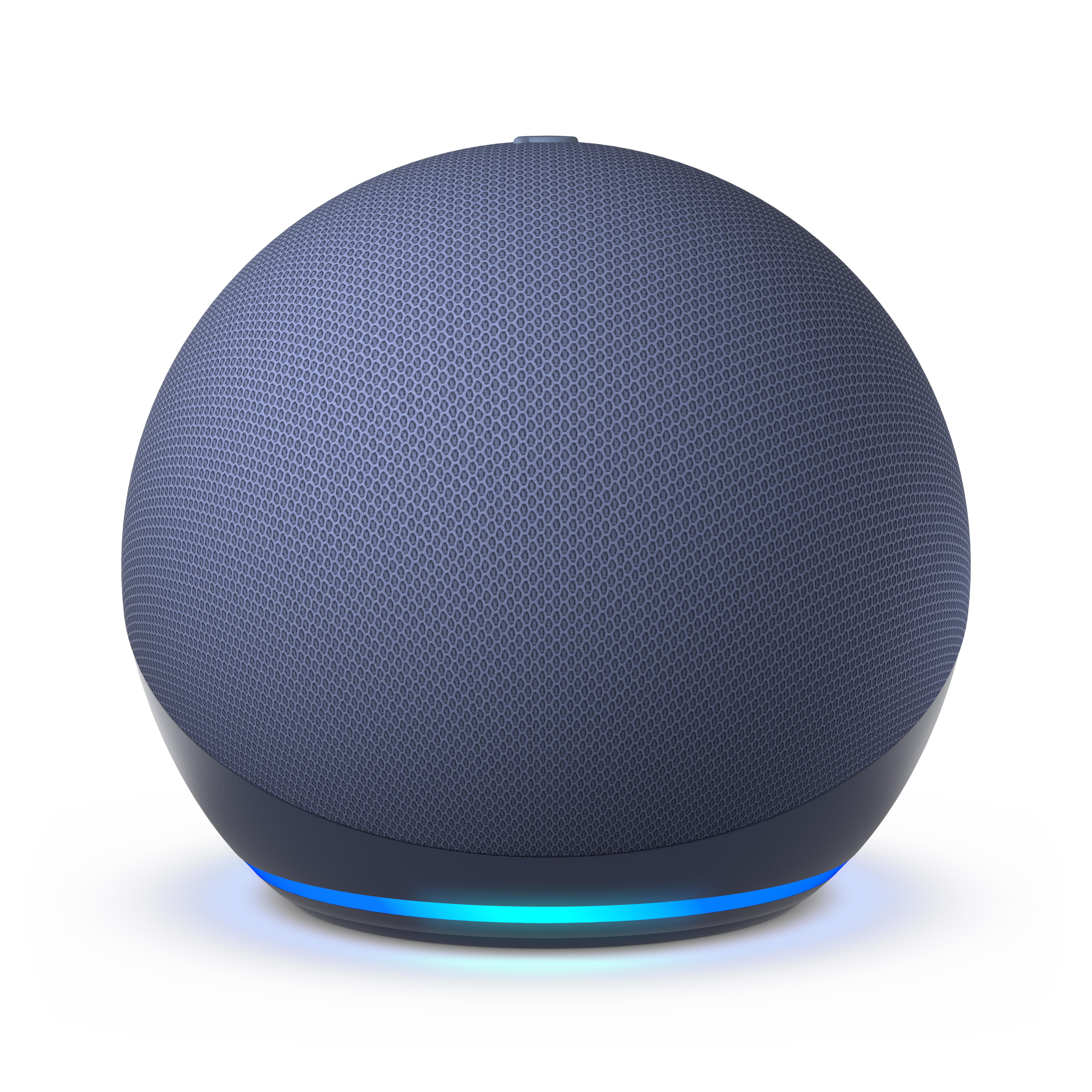 Blauer Smart Speaker mit blauem Licht am Sockel, auf weißem Hintergrund.