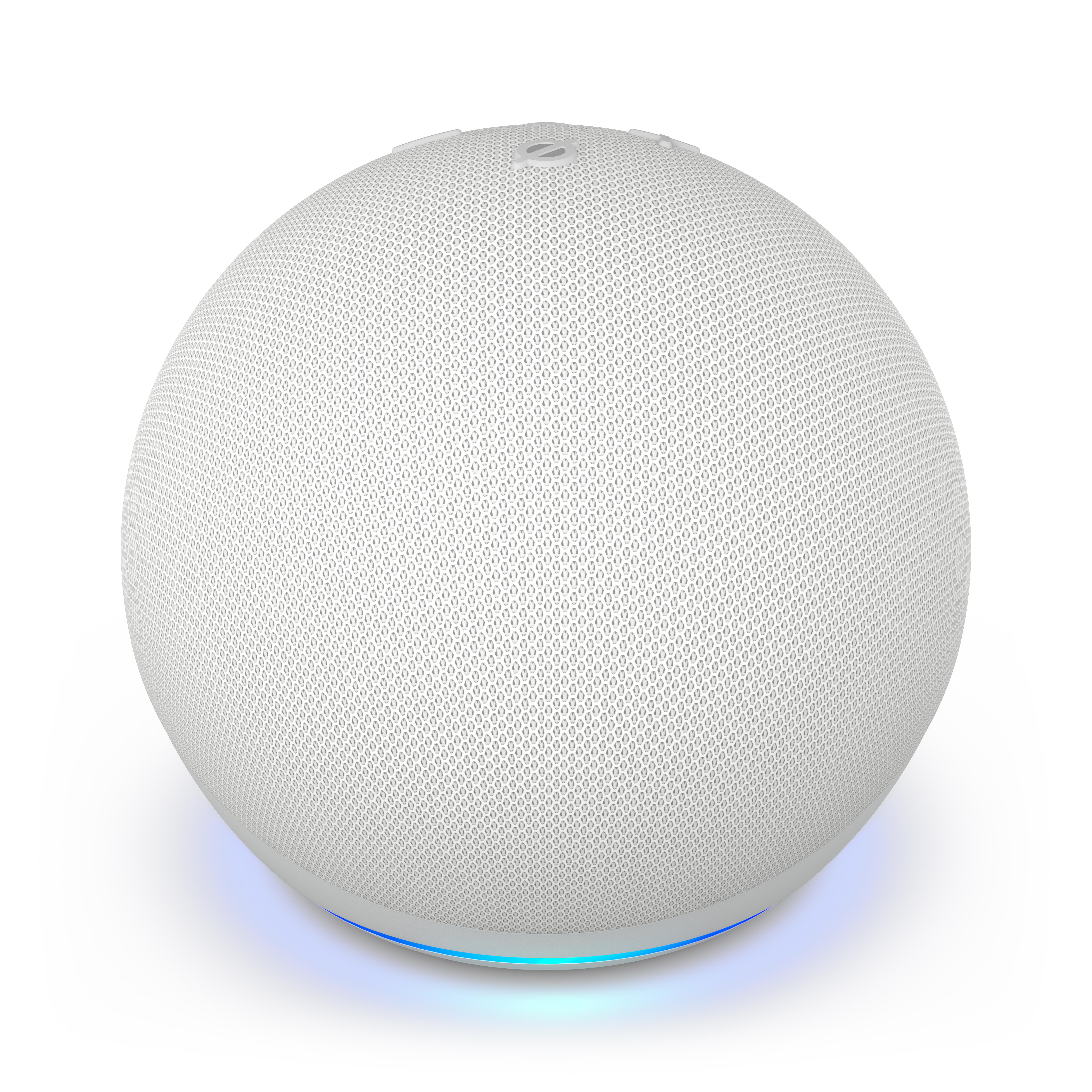 Weißer, kugelförmiger Smart Speaker mit blauem Lichtring an der Basis, isoliert auf Weiß.