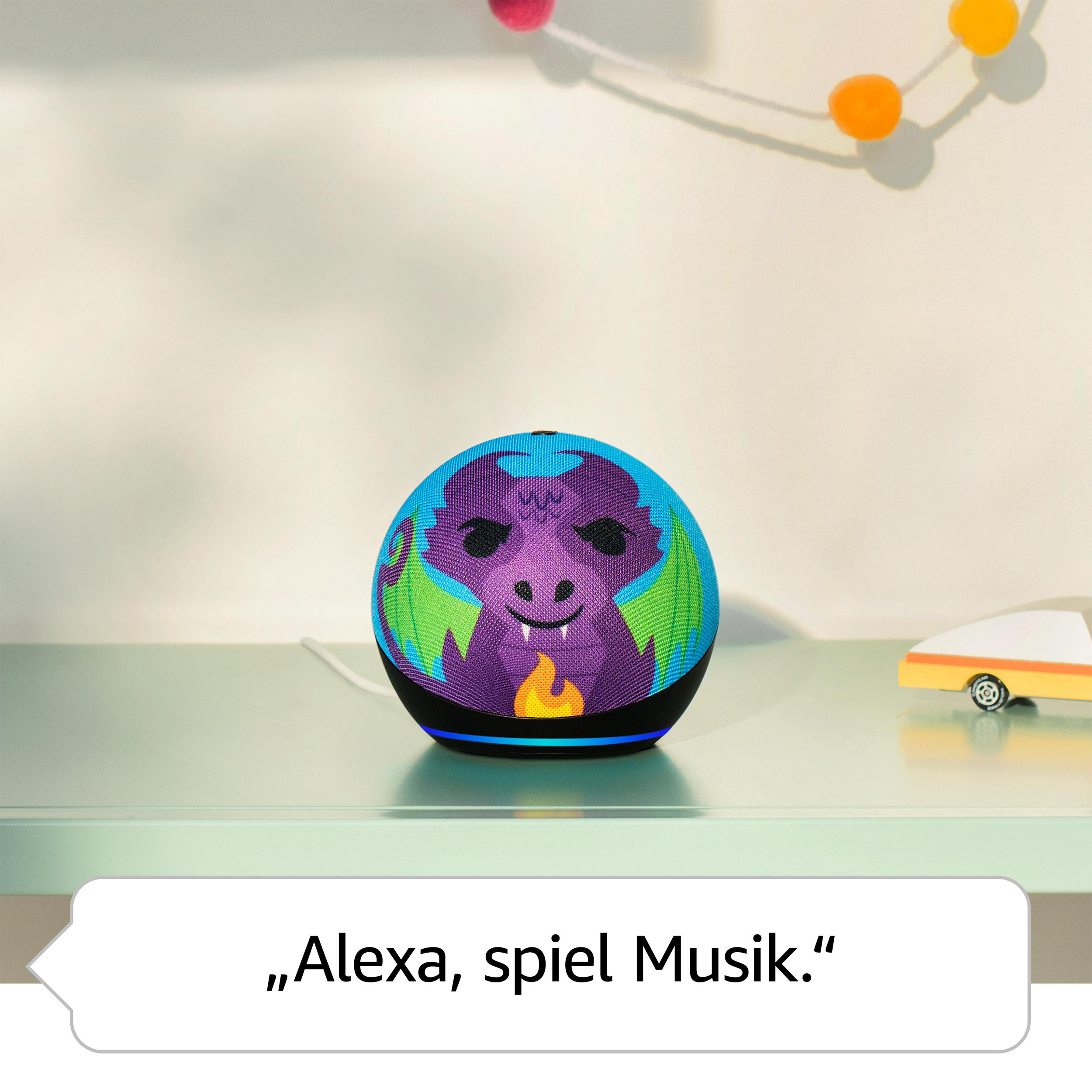 Ein Smart Speaker mit Drachendesign. Die Textblase darunter lautet: Alexa, spiel Musik.