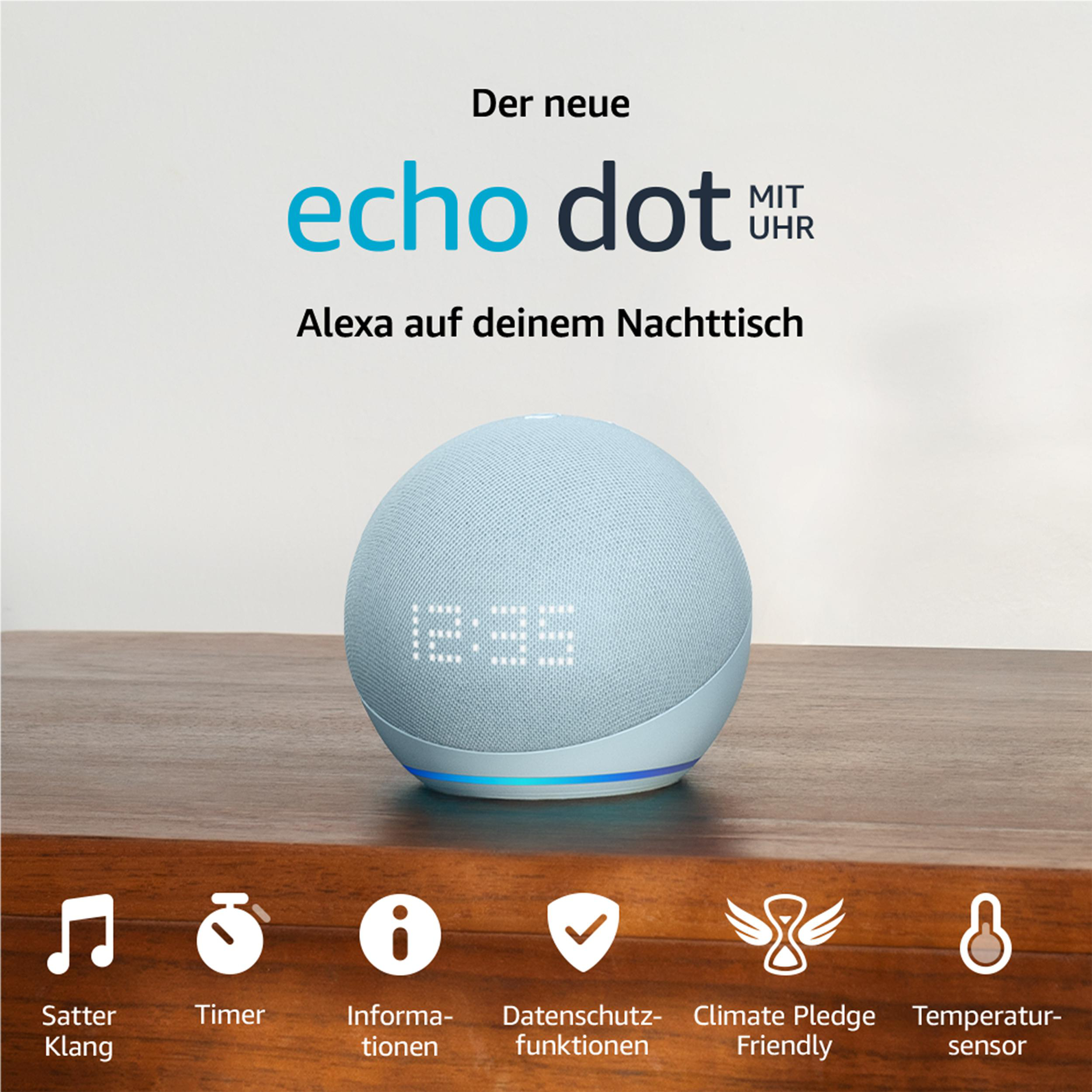 Ein Echo Dot mit Uhranzeige, Symbolen und Holzoberfläche darunter.