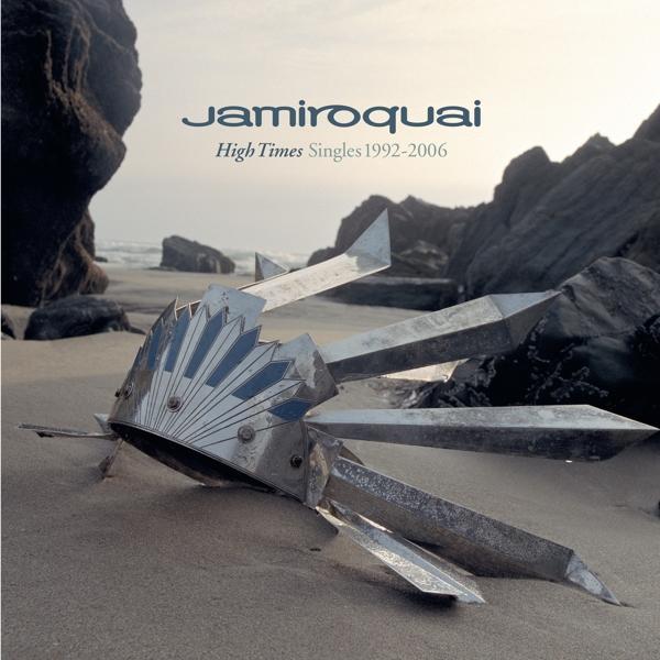 Albumcover mit einem zerbrochenen silbernen Helm am Sandstrand.