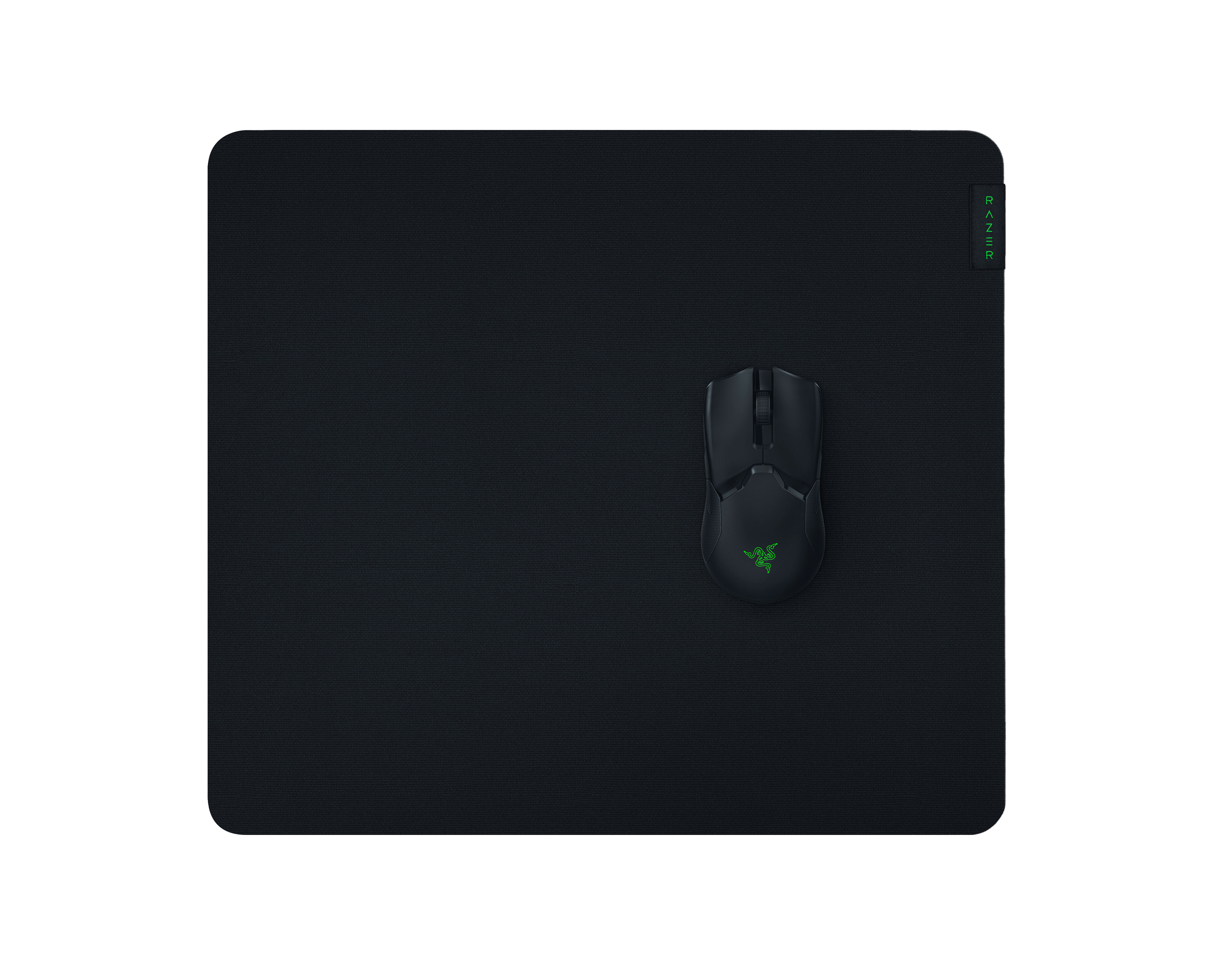 Yeşil Razer logosu olan büyük siyah bir mousepad üzerinde siyah Razer mouse.