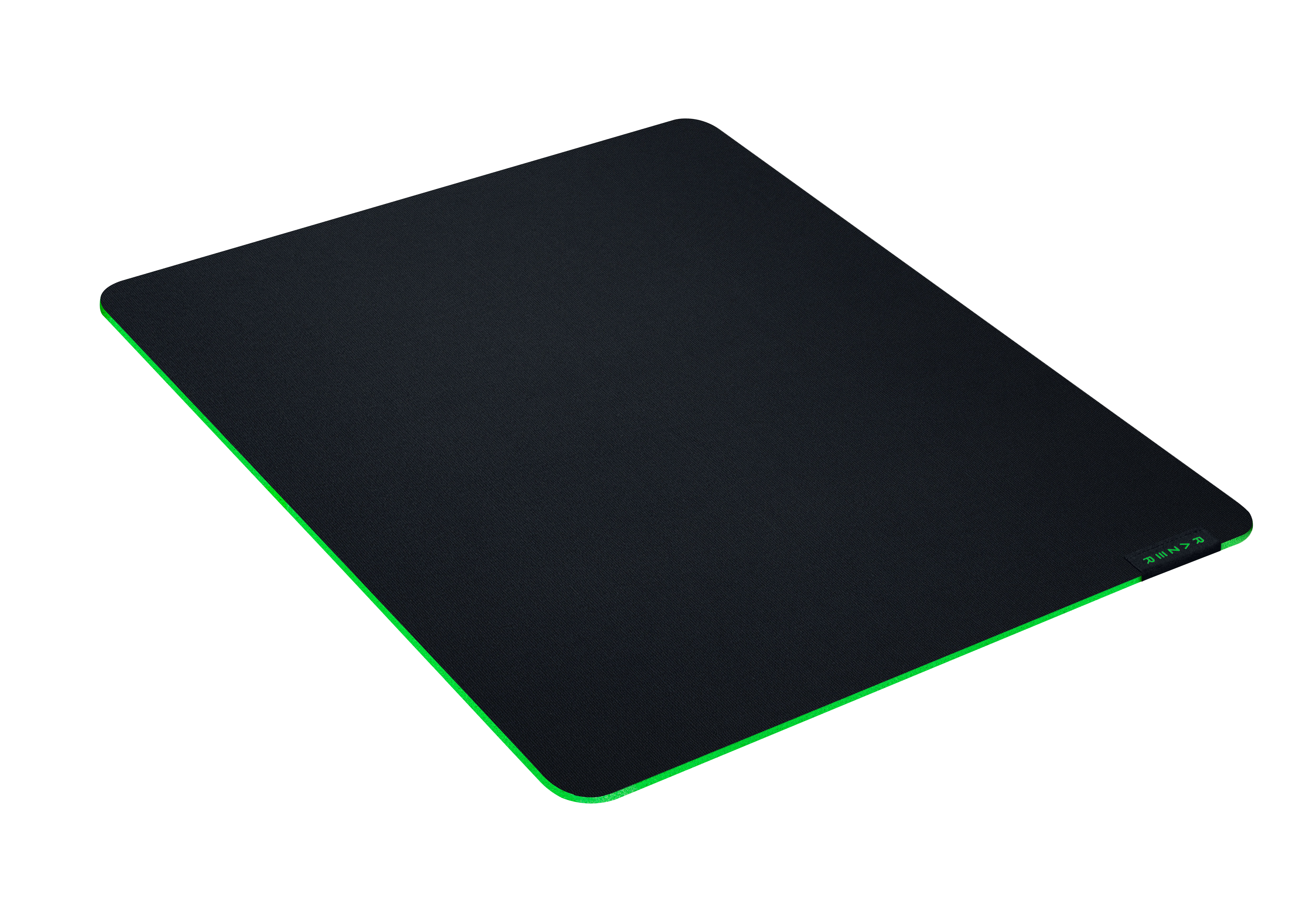 Yeşil kenarlı ve köşede Razer logosu bulunan siyah bir Razer mouse pad.