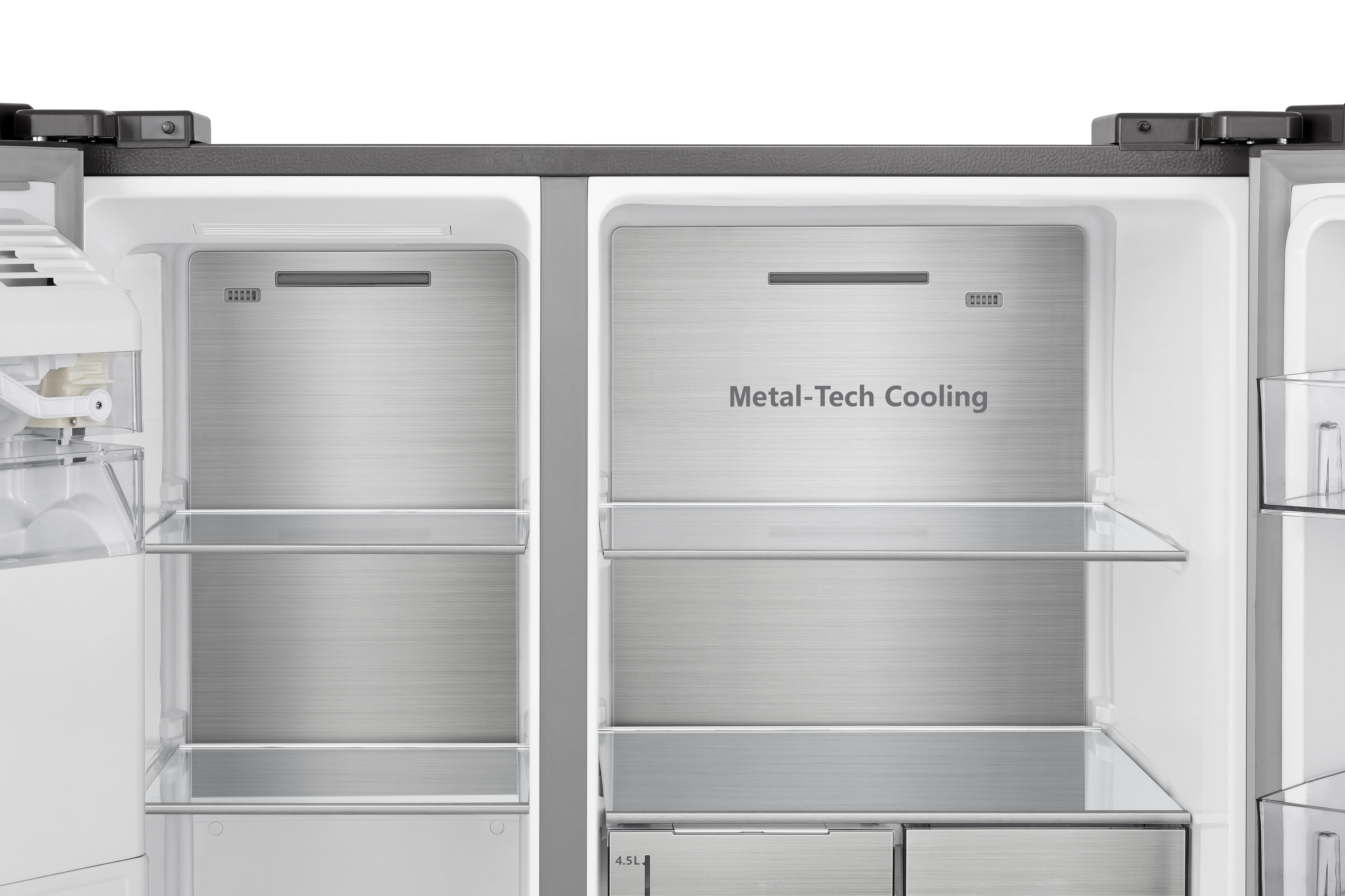 Offener Kühlschrank mit Edelstahl-Innenraum. Schild 'Metal-Tech Cooling' an der Wand.
