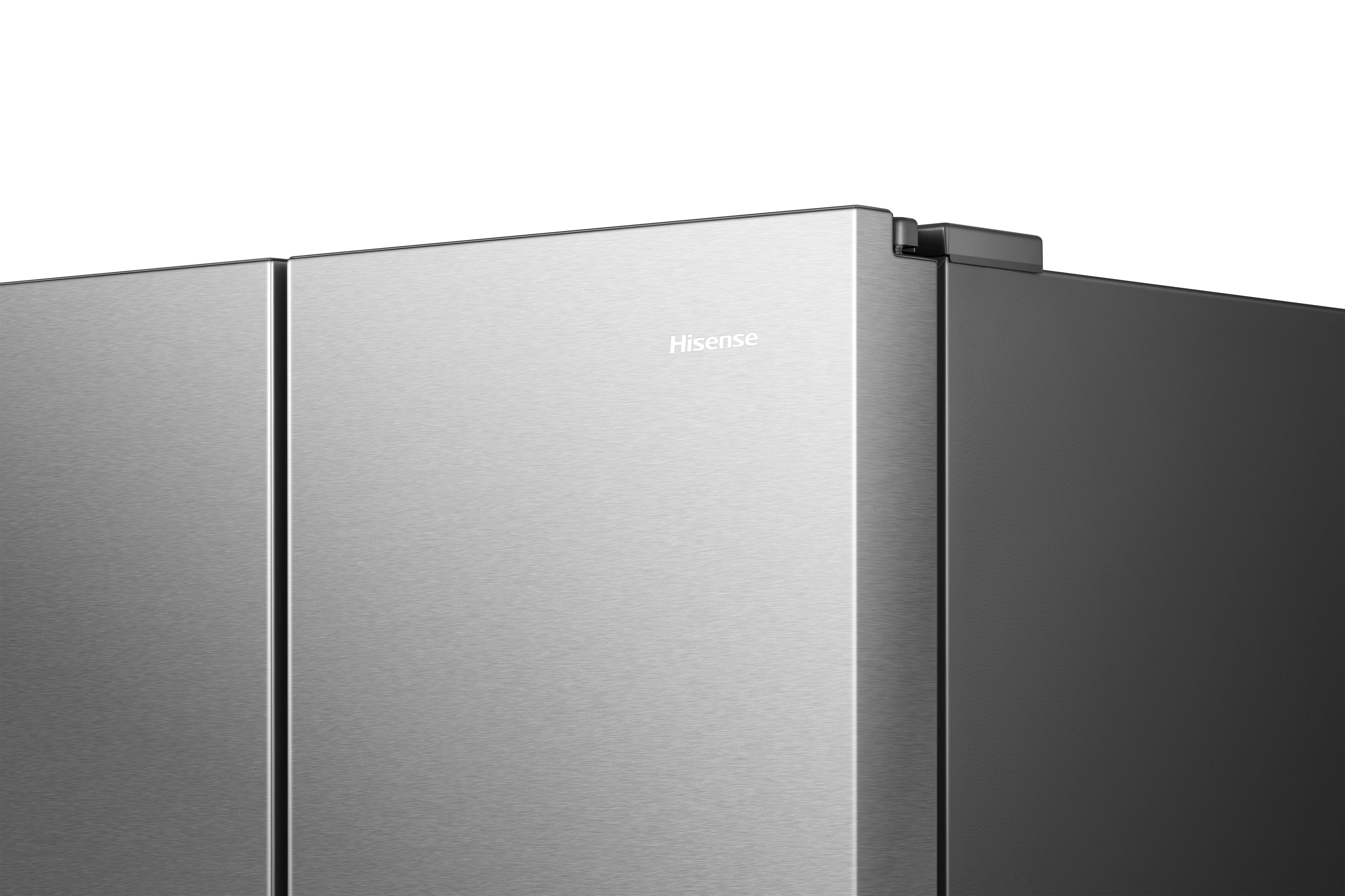 Nahaufnahme eines Hisense-Kühlschranks. Türen aus Edelstahl mit sichtbarem Hisense-Logo.