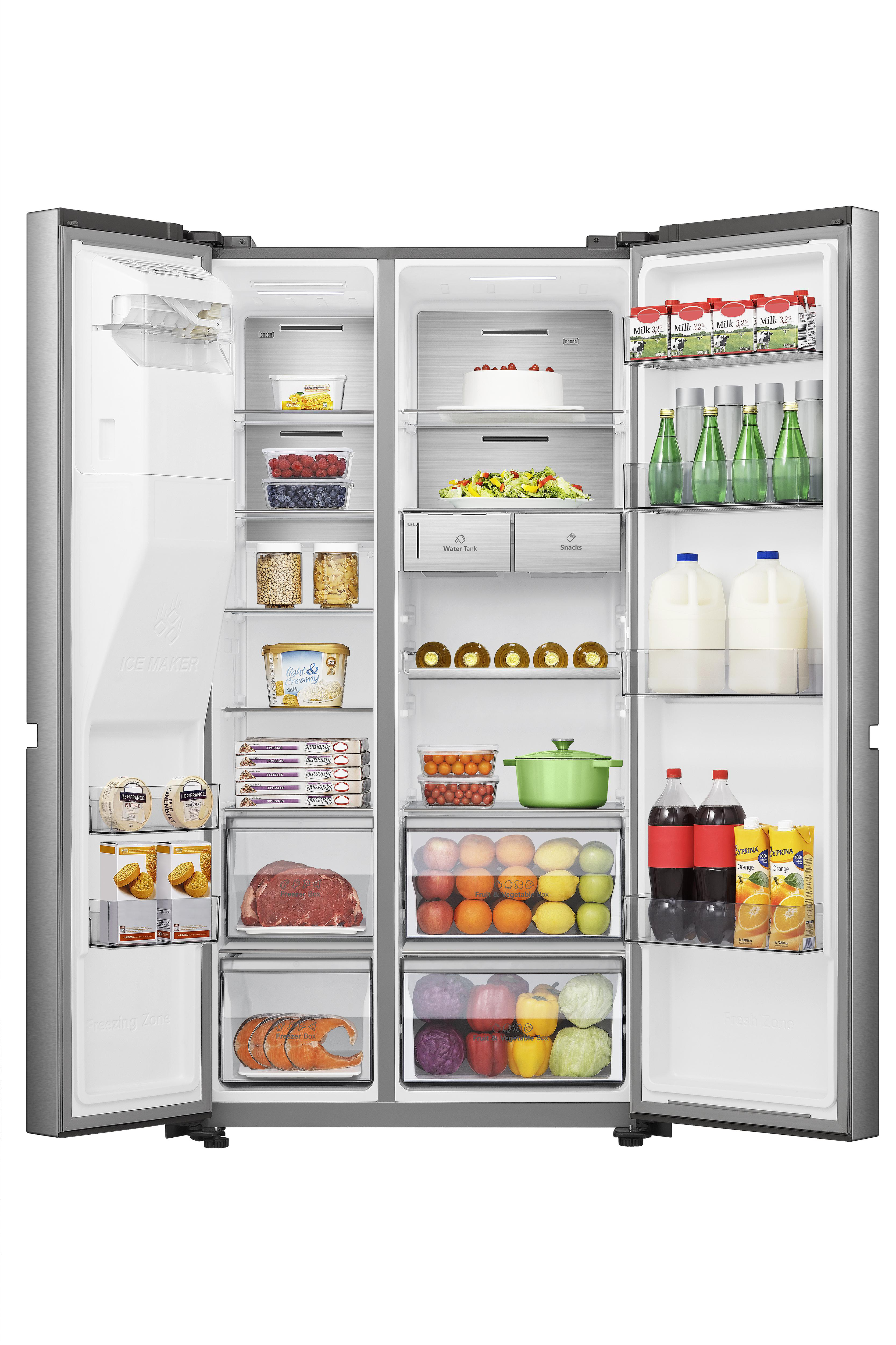 Geöffneter Kühlschrank gefüllt mit Lebensmitteln, einschließlich Obst, Gemüse und Getränken.