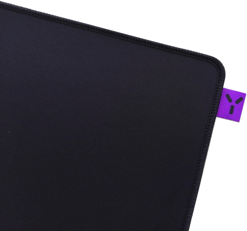 Nahaufnahme eines schwarzen Mauspads mit einem violetten Etikett in der Ecke.