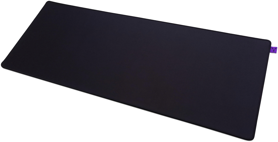 Schwarzes großes Mauspad mit lila Anhänger. Schwarze Oberfläche mit weißem Rand.