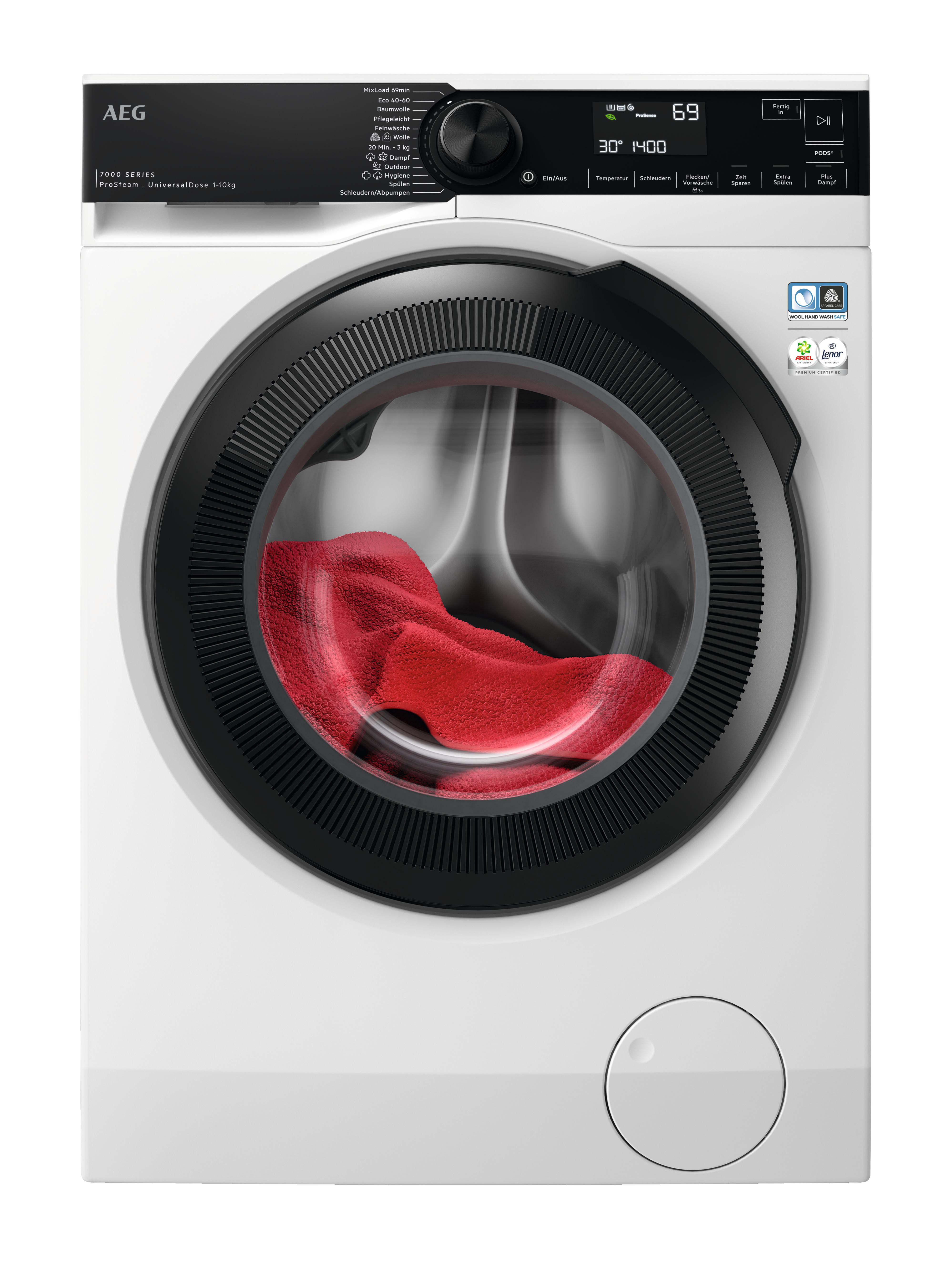 Eine weiße AEG-Waschmaschine. Rote Kleidung ist in der Glastür zu sehen. Sie hat ein schwarzes Bedienfeld.
