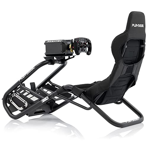 Una silla negra de simulador de carreras con volante, palanca de cambios y pantalla.
