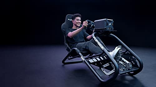 Hombre en asiento de simulador de carreras, sosteniendo un volante, sonriendo. Fondo negro con plataforma.